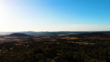 Un-Dron-Vuela-Sobre-Un-Vasto-Valle-Que-Se-Extiende-Hasta-Donde-Alcanza-La-Vista