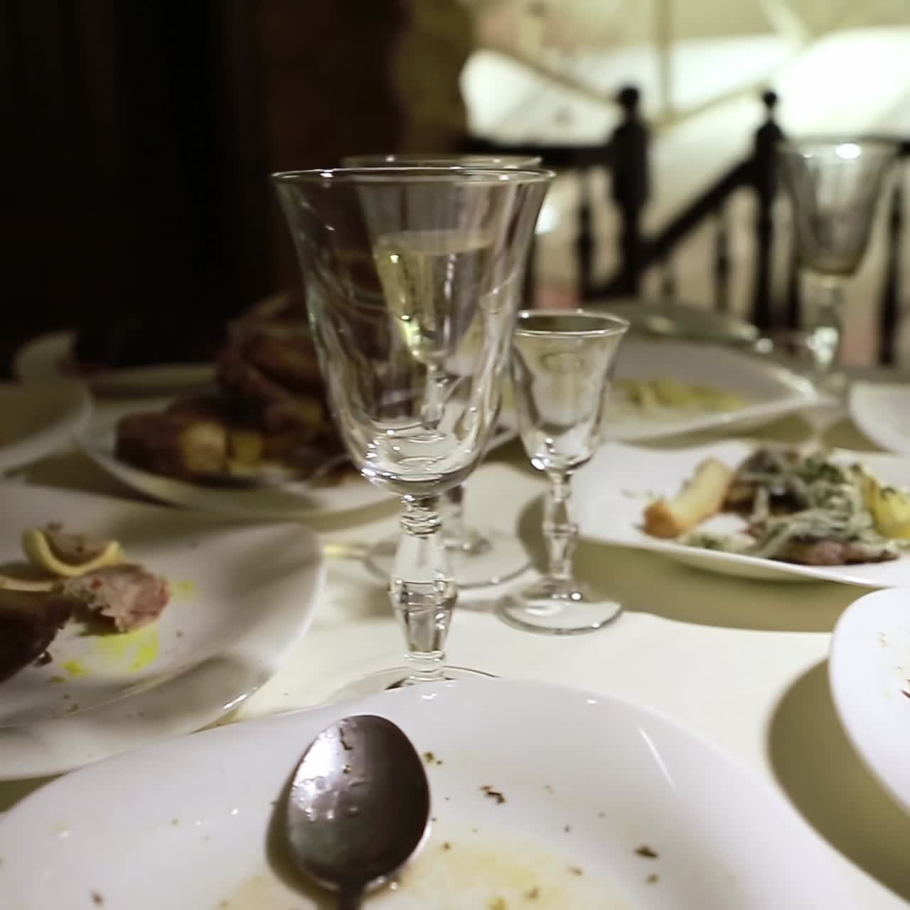 더럽고  빈 접시