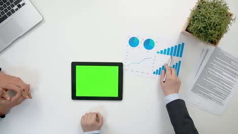hombres de negocios analizando diagramas