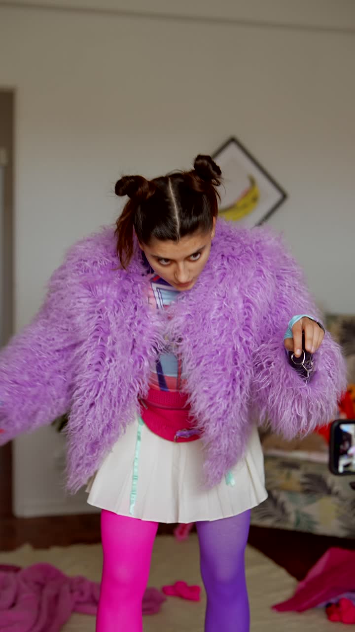 Joven vibrante grabando contenido de moda para redes sociales