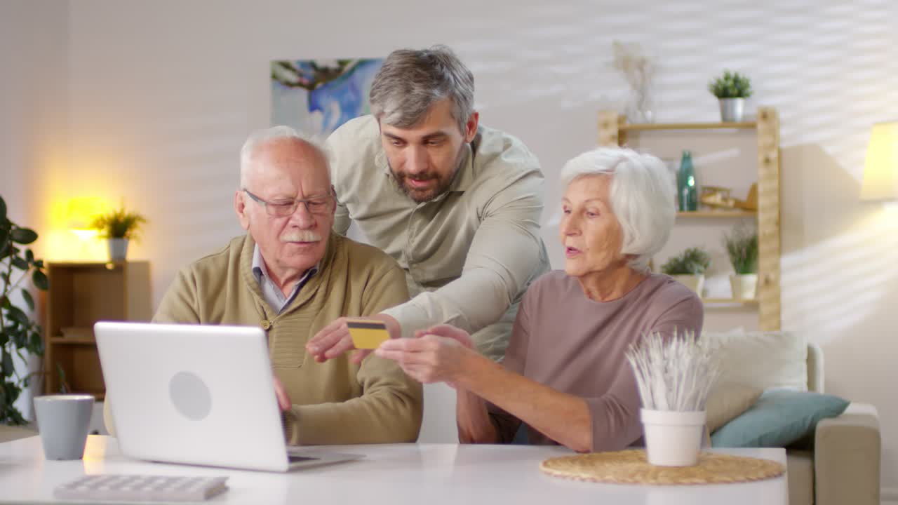picnic de jóvenes con fogata en la playa por la noche 1
