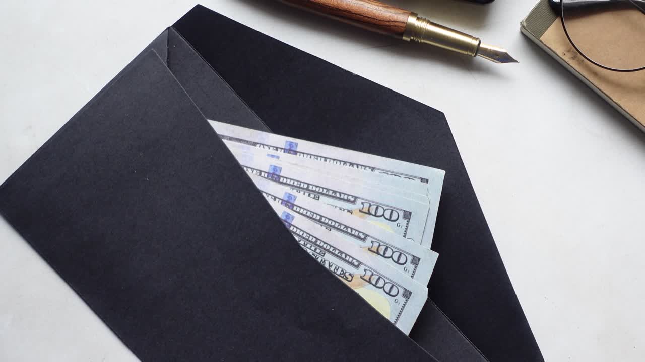 100 долларов наличными в конверте на столе