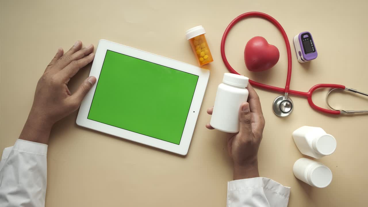 의사는 태블릿과 의료 용품으로 환자를 검사합니다.