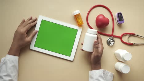médico examinando al paciente con pastillas y suministros médicos