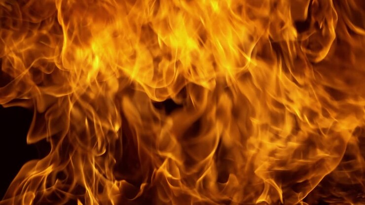 Feuerflammen auf schwarzem Hintergrund in Zeitlupe