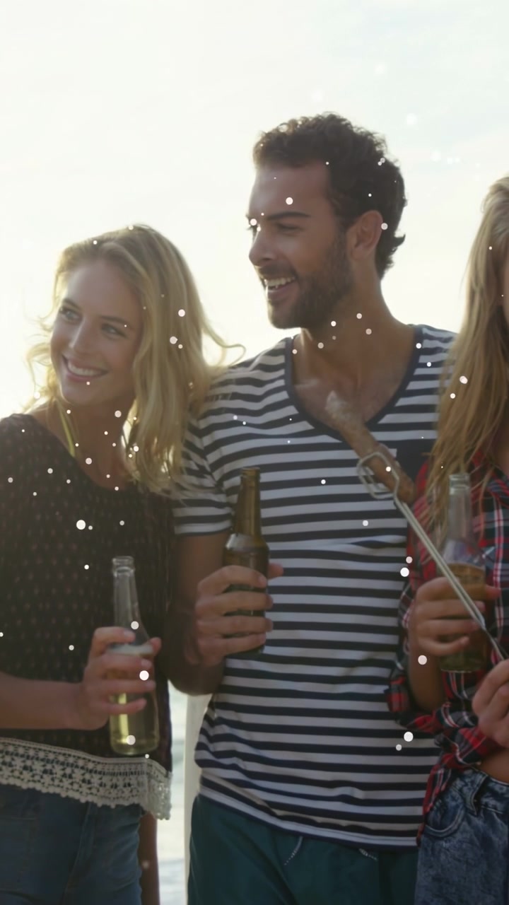 Video verticale: Uomo con birra e spiedino che socializza a un barbecue, con un'overlay che appare a metà, oscurando i volti.