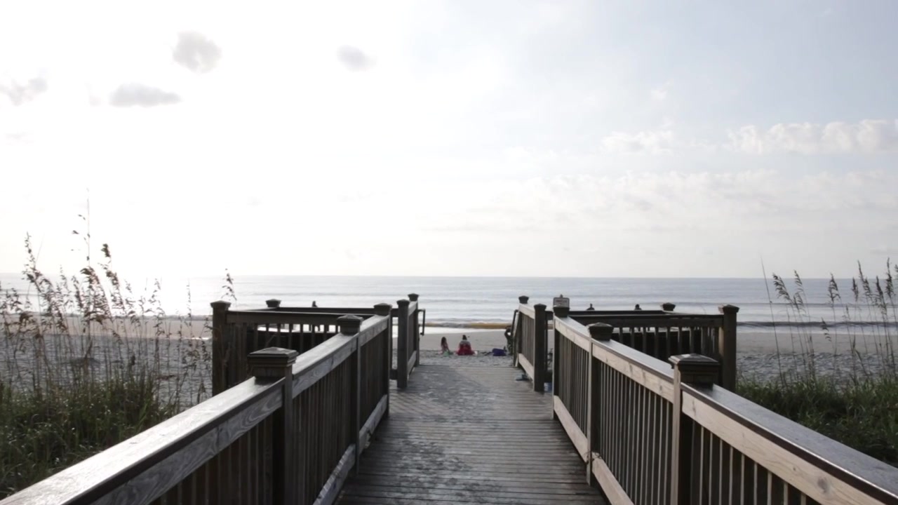 Spacer po molo do wody na plaży Myrtle Beach.