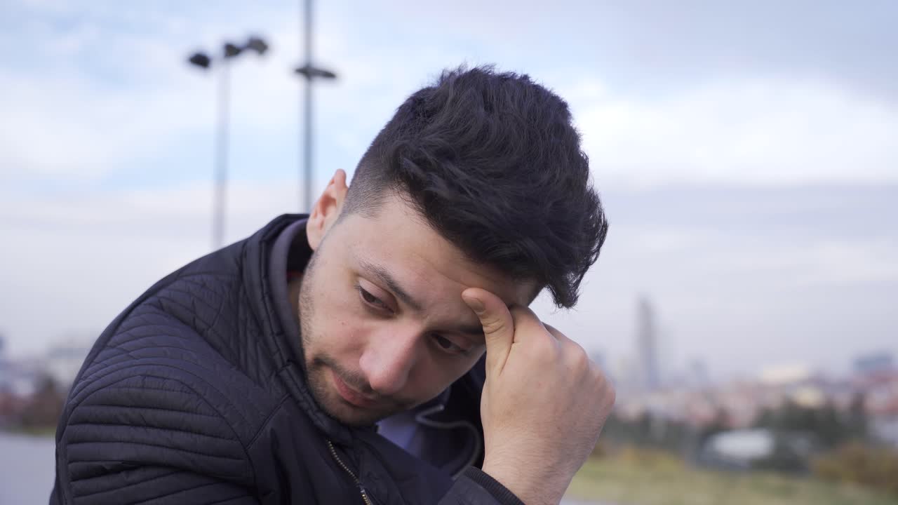 도시에서 스트레스를 받는 사람, 사려 깊고 걱정하는 사람. 도시 스트레스.