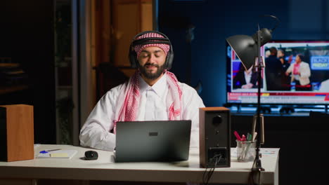 Man-with-headphones-on-using-laptop