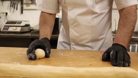 chef haciendo masa