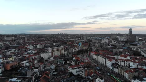 Panorámica-Aérea-De-Derecha-A-Izquierda-Ver-El-Vuelo-De-La-Ciudad-De-Bruselas-En-Un-Día-Nublado,-Bélgica