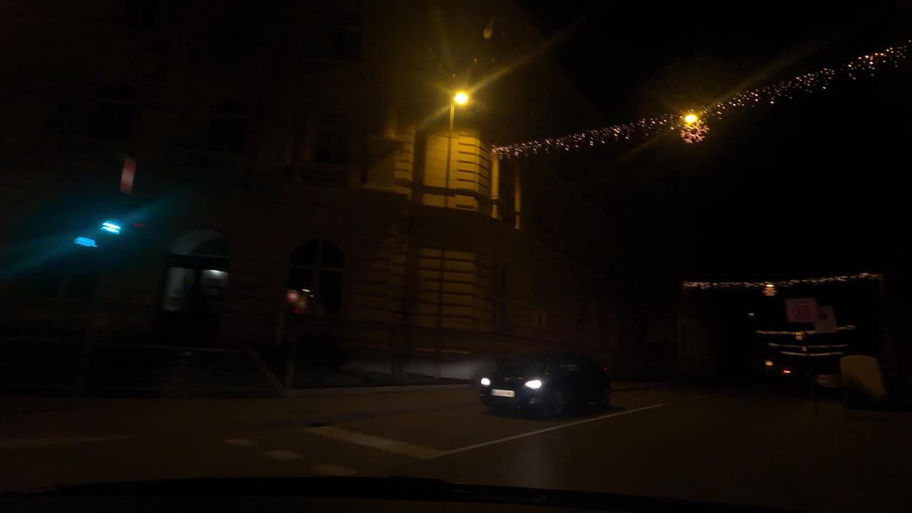 Time lapse di un viaggio in auto attraverso la città di notte