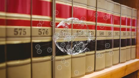animación del globo con una red de conexiones sobre estantes con libros en la biblioteca
