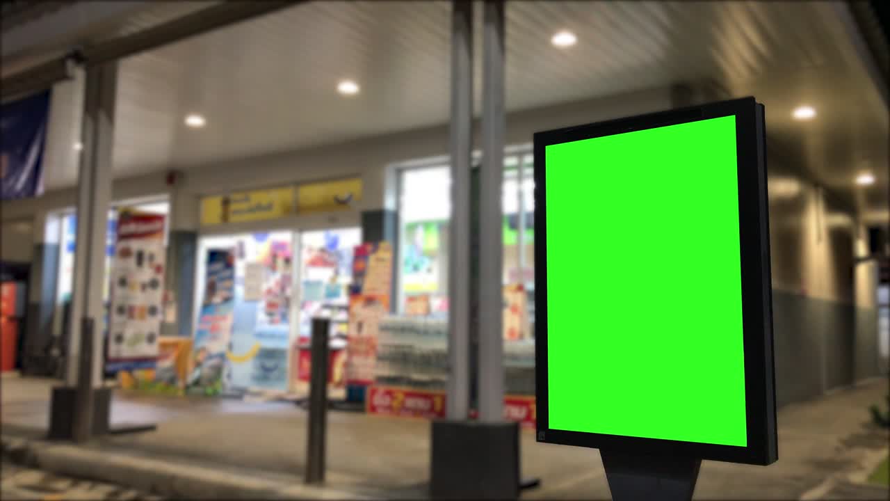 puesto de cartelera con pantalla verde en el supermercado
