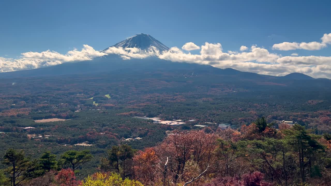 푸지 산의 풍경과 활기찬 가을 색
