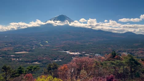 panorama rápido sobre el monte fuji paisaje con vibrantes colores de otoño