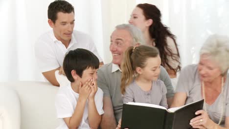 Familia-Mirando-Un-álbum-De-Fotografías