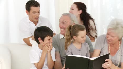 familia mirando un álbum de fotografías