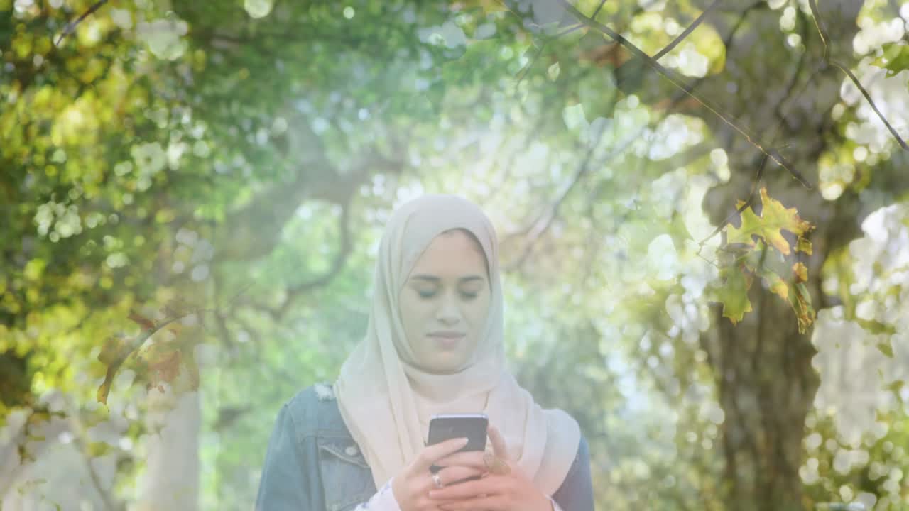 숲 위에서 스마트폰을 사용하는 히자브를 입은 아시아 여성의 애니메이션