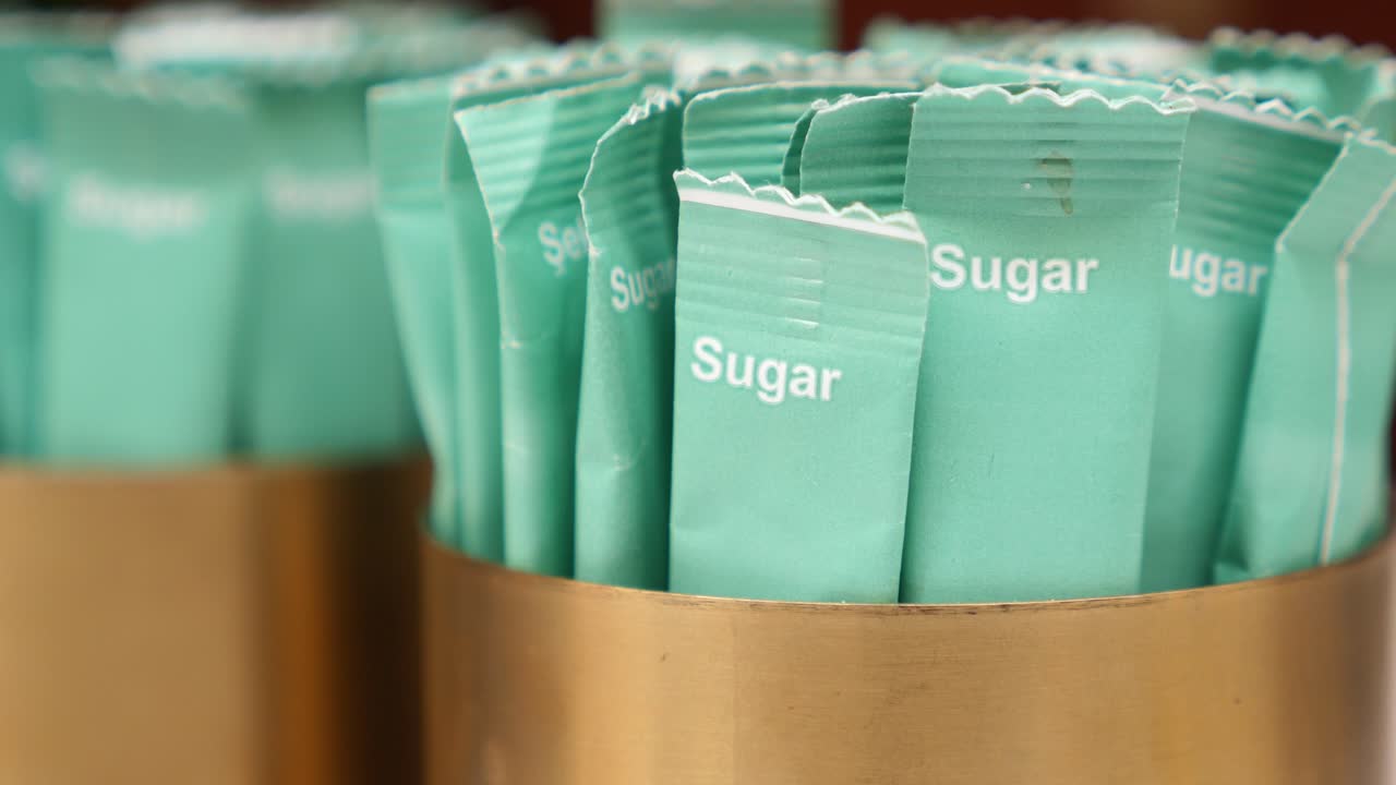 설탕 패 으로 가득 찬 금 용기 의 클로즈업