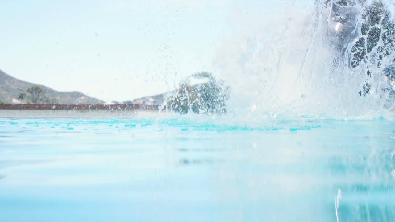 수영장 에 뛰어드는 사업가