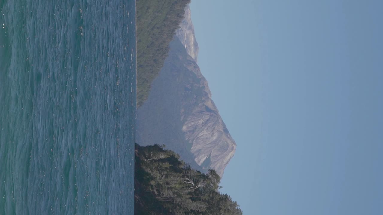 un hermoso lago de agua dulce en bariloche, patagonia, argentina