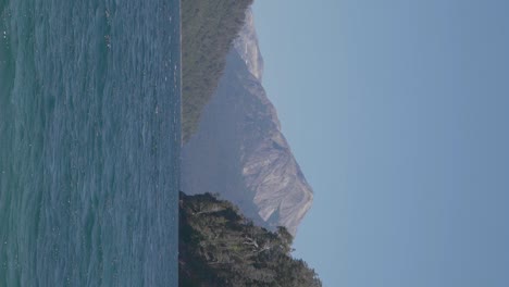 un hermoso lago de agua dulce en bariloche, patagonia, argentina