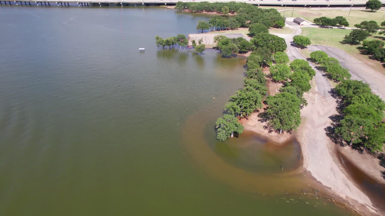 video aéreo del parque copperas branch en el lago lewisville en texas inundado después de múltiples tormentas en junio de 2024
