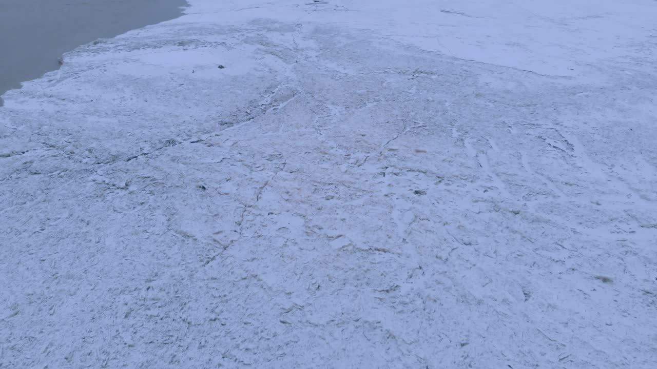 tiro de área que se eleva lejos de una presa de hielo en un río de invierno