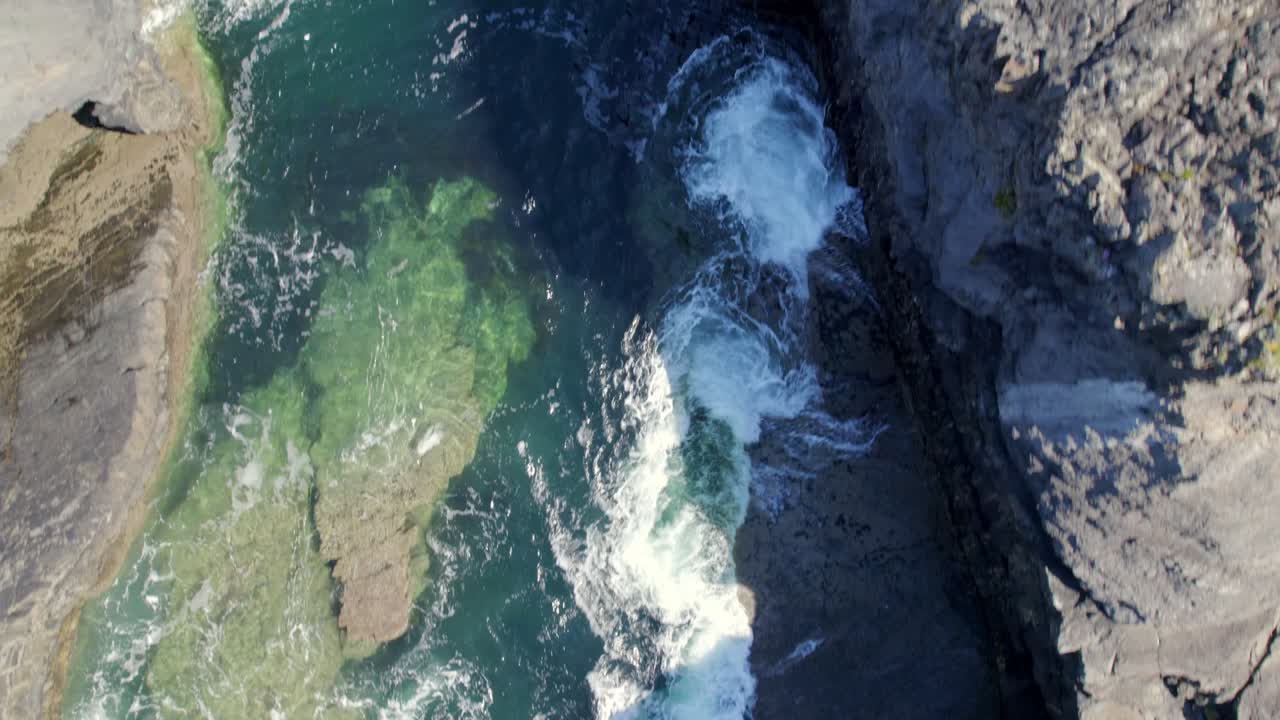 sobrevuelo sobre la costa rocosa mirando hacia abajo