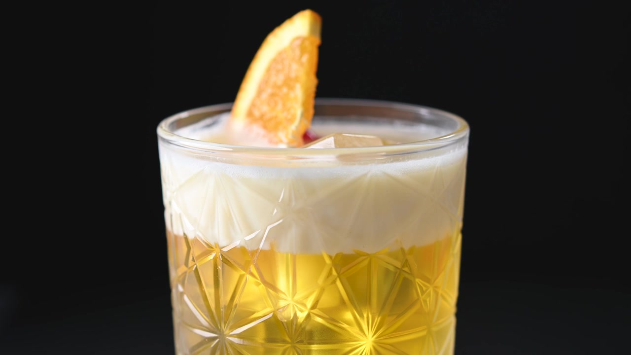 Klassinen cocktail whiskey sour eristettynä valkoisella pohjalla