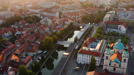 Pasarela-Mesarski-Sobre-El-Río-Ljubljanica-Y-La-Iglesia-Barroca-De-Ljubljana-En-Eslovenia