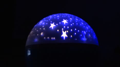 proyector de lámpara de noche giratoria con estrellas y luna