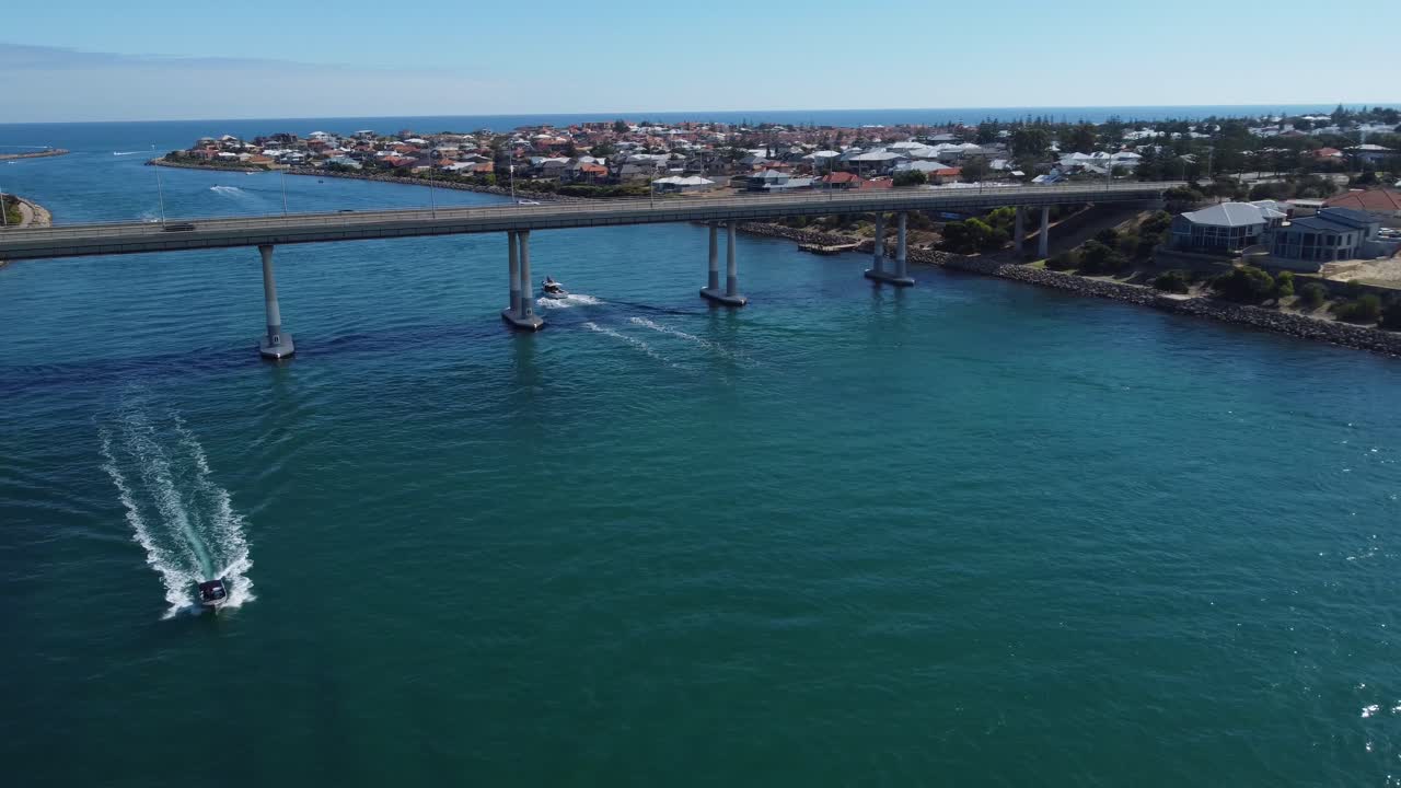 다리를 배경으로 지나가는 쾌속정의 조감도