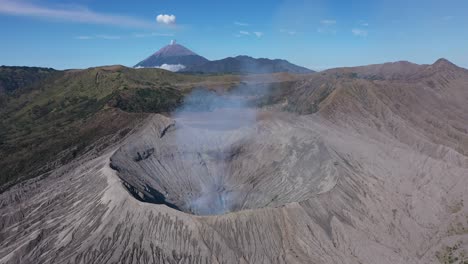 widok z powietrza krateru góry bromo na jawie w indonezji