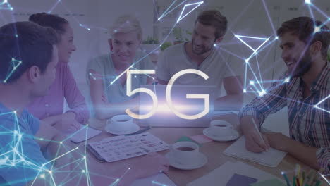 animación de formas y texto 5g sobre diversas personas de negocios hablando