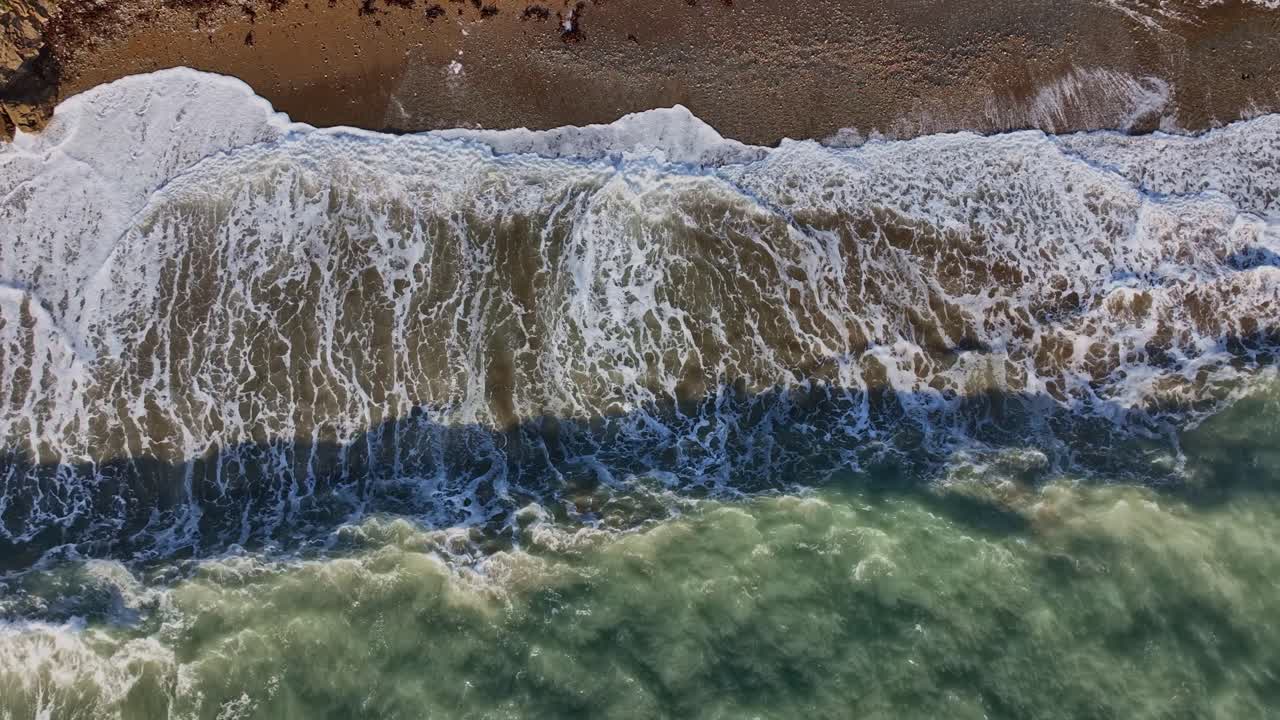 İrlanda Atlantik Kış fırtınası Waterford kıyısındaki plaj dalgalarında drone ile yapılan epik konum çekimleri
