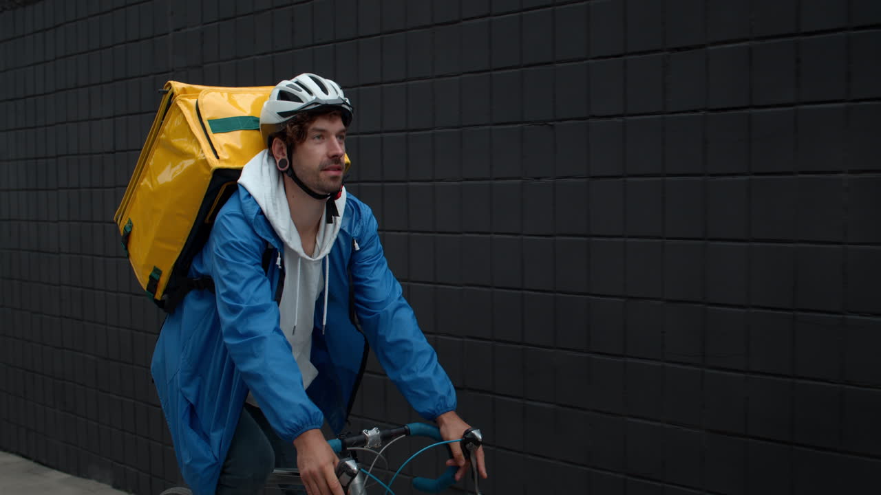 Persona de reparto en bicicleta