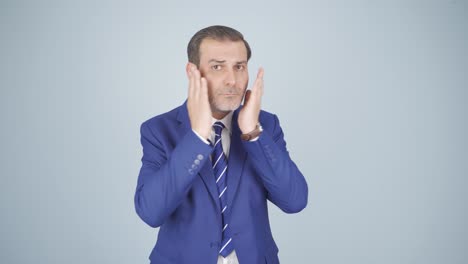 el hombre de negocios con arrugas en la piel está molesto.