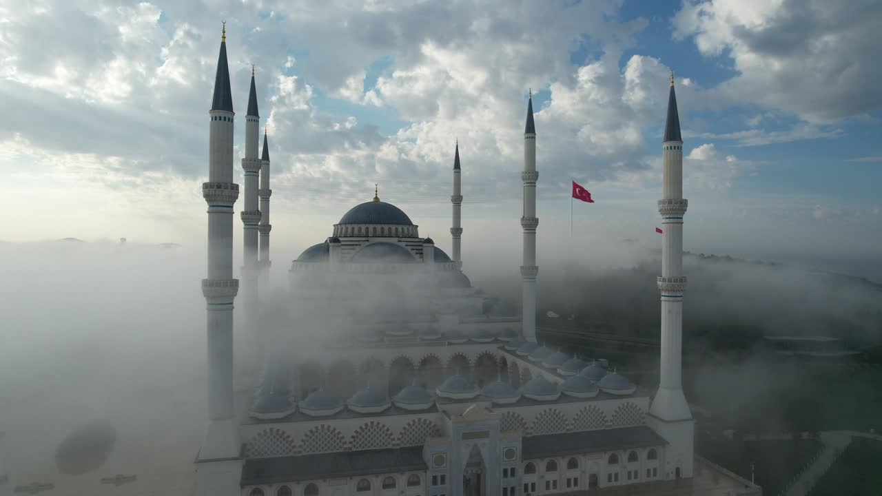 Moschea di Camlica nella nebbia, Uskudar