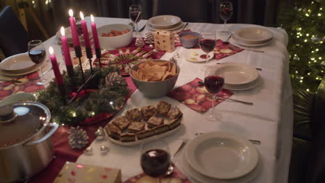 Christmas-dinner-overview-of-the-table,-Handheld,-Wide