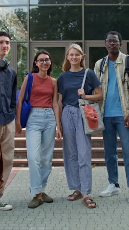 grupo de estudiantes diversos en el campus