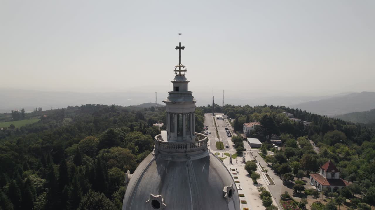 órbita aérea alrededor de la cúpula del santuario de nuestra señora de sameiro en braga, portugal
