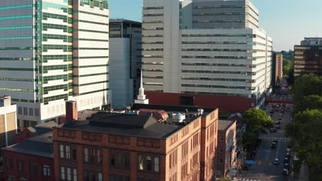 antena ascendente de los rascacielos de la ciudad en estados unidos durante la hora dorada