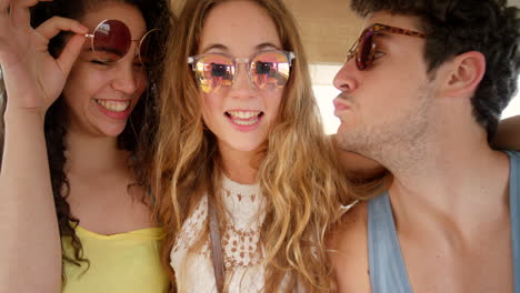 felices y diversos jóvenes amigos que se unen