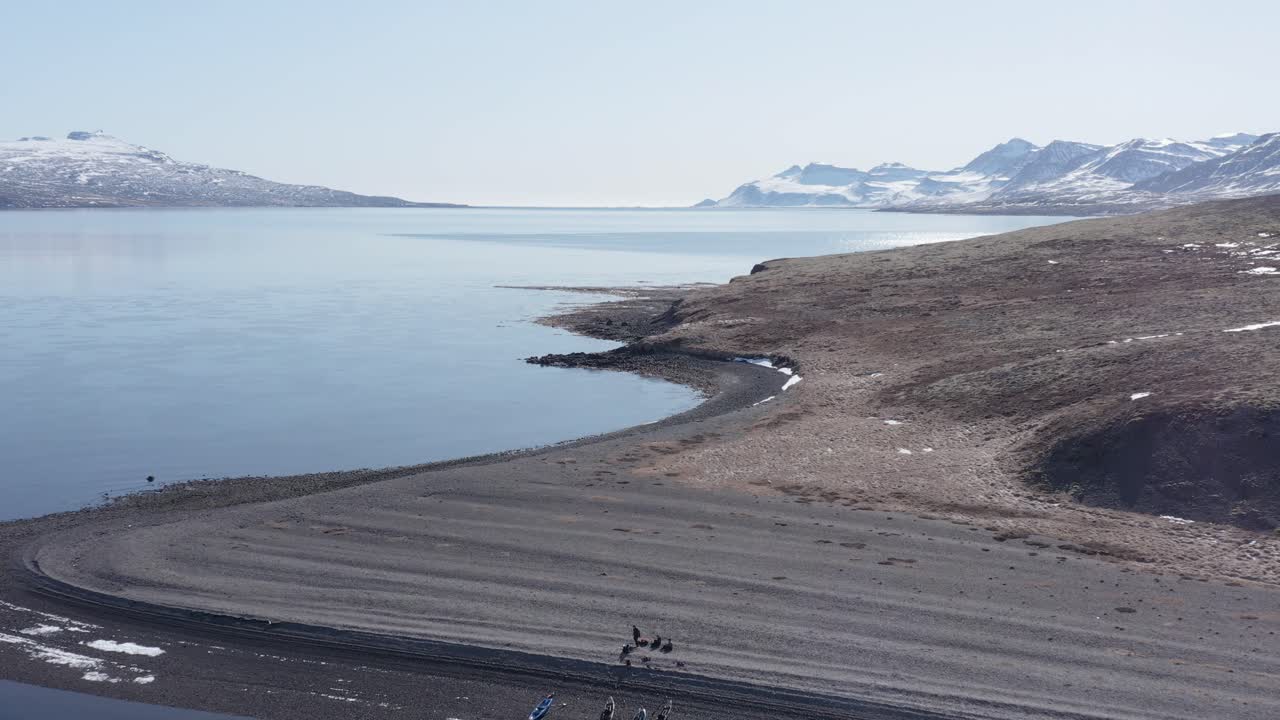 группа каякеров на берегу холманеса во фьорде рейдарфьордур, аэрофотосъемка