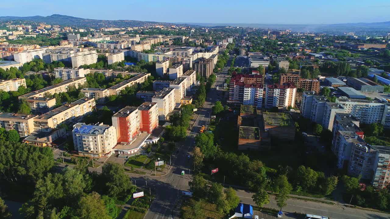sobre apartamentos de bloque, rodeados por árboles plantados y carreteras con aceras, asignados en la gran ciudad. 4k.