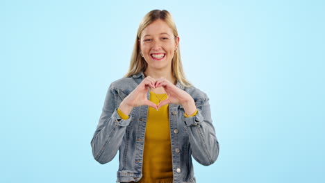 el corazón, las manos y el rostro de la mujer bailan en el estudio.