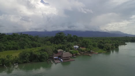 Una-Antena-Sobre-Un-Pequeño-Pueblo-En-El-Río-Río-Dulce-En-Guatemala