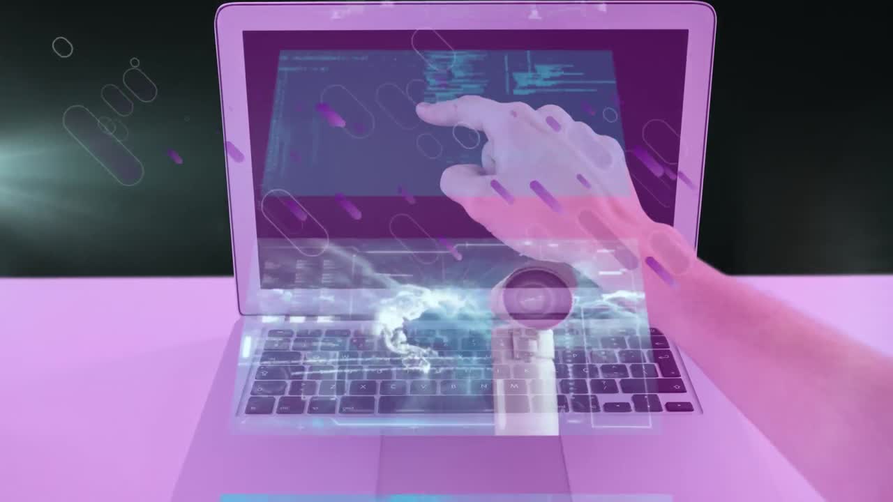 animación de la cámara de seguridad y procesamiento de datos en pantallas sobre la mano apuntando a la pantalla del portátil